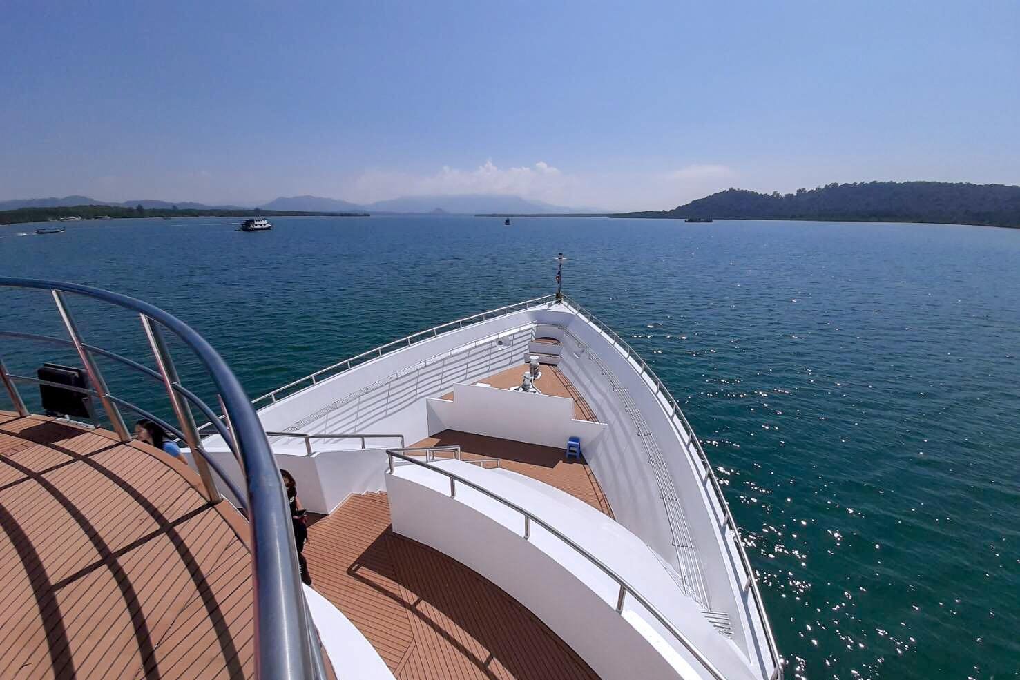 koon 9 boat similan Liveaboards