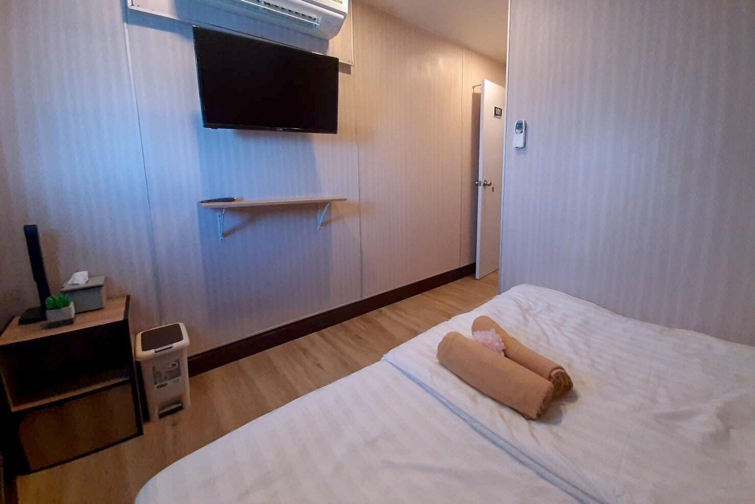 koon 9 boat similan Liveaboards